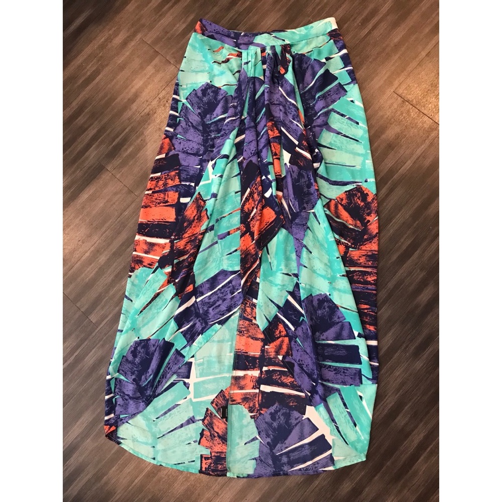 Olivaceous sarong skirt in palm leaf print